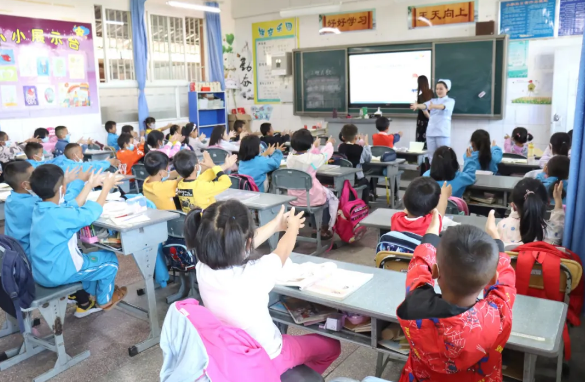 保山安利醫(yī)院為隆陽區(qū)四小、五小、七小、漢莊小學(xué)、永昌小學(xué)開展復(fù)學(xué)疫情防護(hù)知識培訓(xùn)