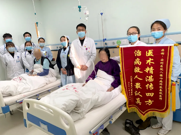 溫暖的陪伴、細(xì)心的照顧，兩位老人感恩贈(zèng)錦旗！