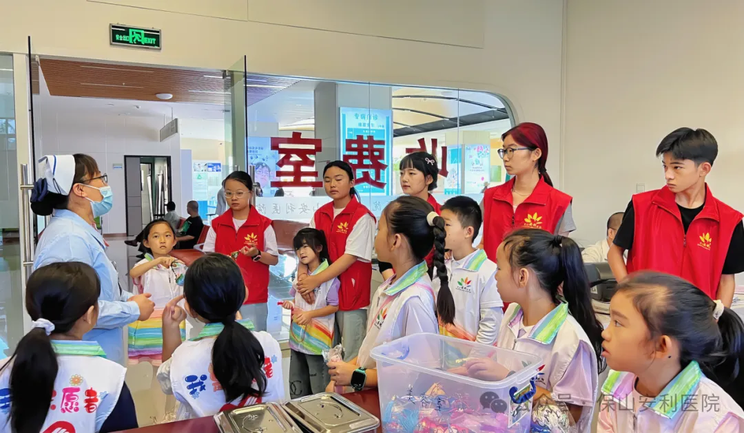 化身小小中醫(yī)師！保山安利醫(yī)院暑期職業(yè)體驗(yàn)，探秘三伏貼的奇妙旅程！