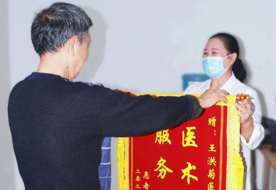 致敬醫(yī)者仁心 | 一面錦旗，一份信賴，一段暖心的醫(yī)患情